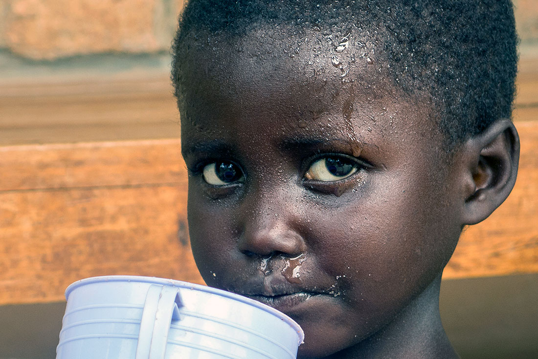 Alimento para los niños desnutridos de Kivumu