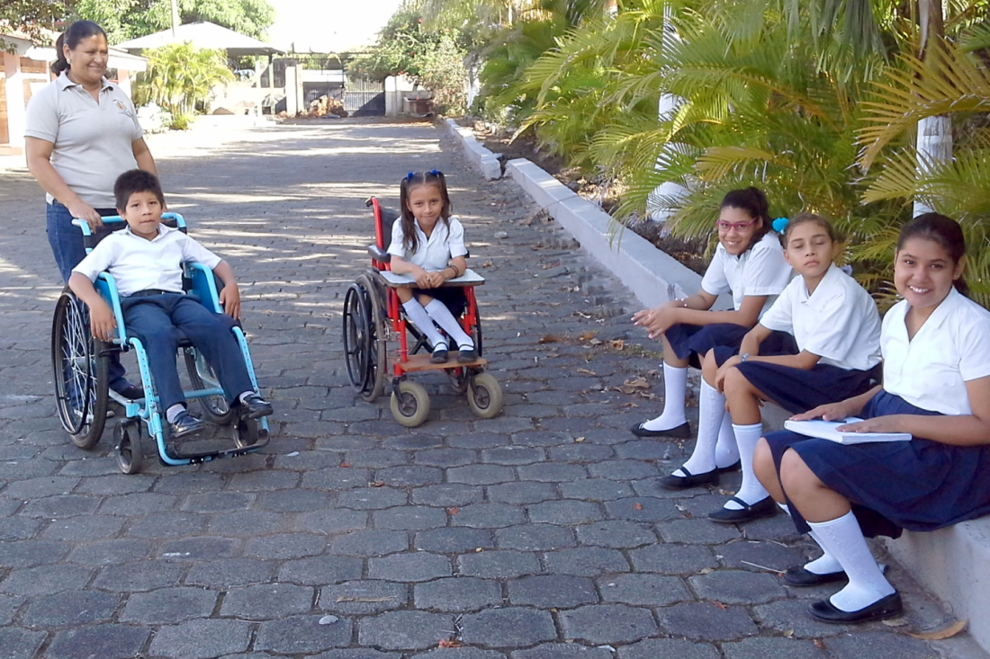 Terapia al aire libre con apoyo de madres y maestros en el Hogar Escuela de Fundación Juan Bonal