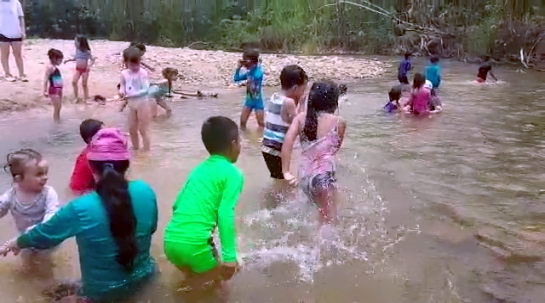 El nuevo río, testigo de las risas de los niños del colegio Camilo Crous
