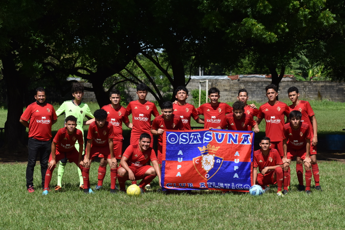 La Selección Juvenil Osasuna - San Antonio visitó al Instituto San Luis Beltrán de Chinandega